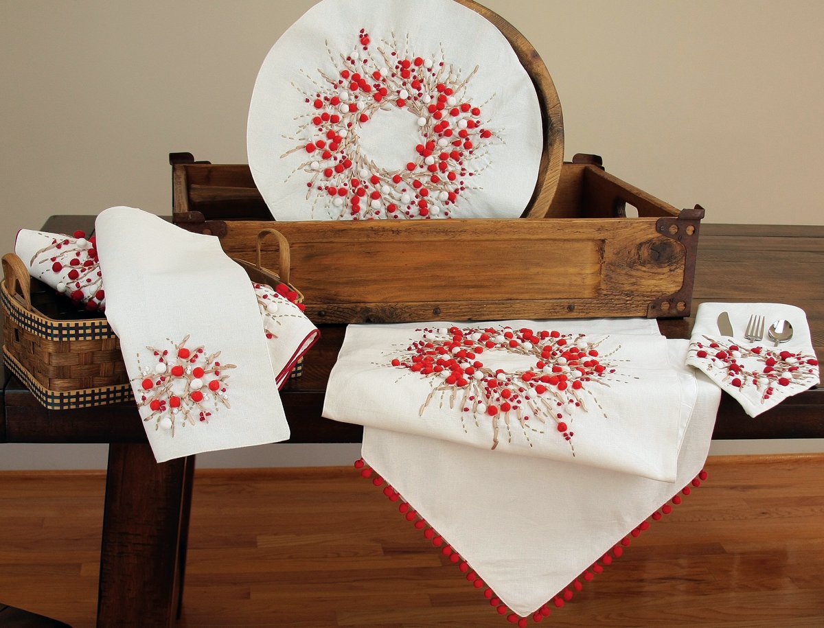 Holiday Berry Wreath Placemat, 16''Round